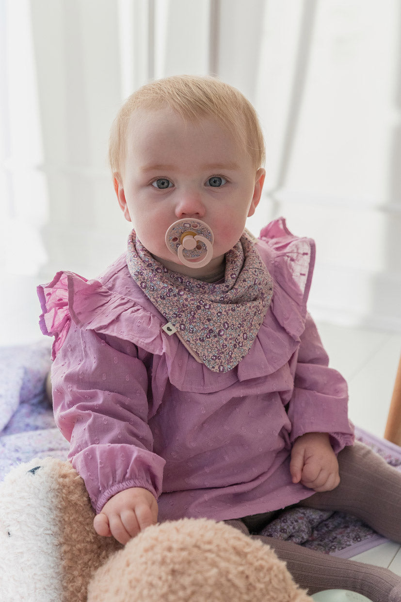 Слюнявчик BIBS x Liberty Chamomile Lawn хлопок 100% фиолетово-голубой