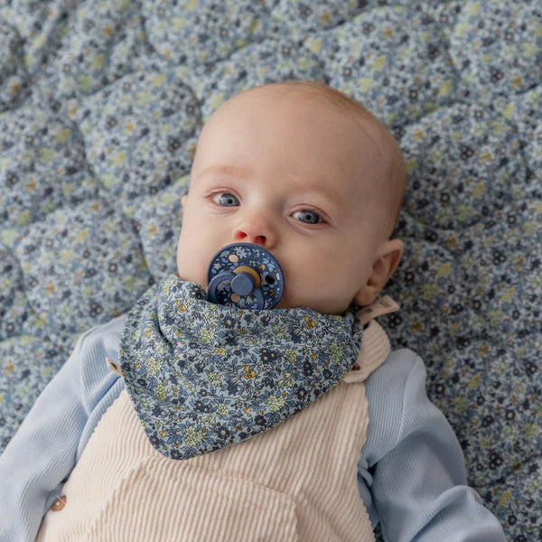 Слюнявчик BIBS x Liberty Chamomile Lawn голубой 100% хлопок 0м+