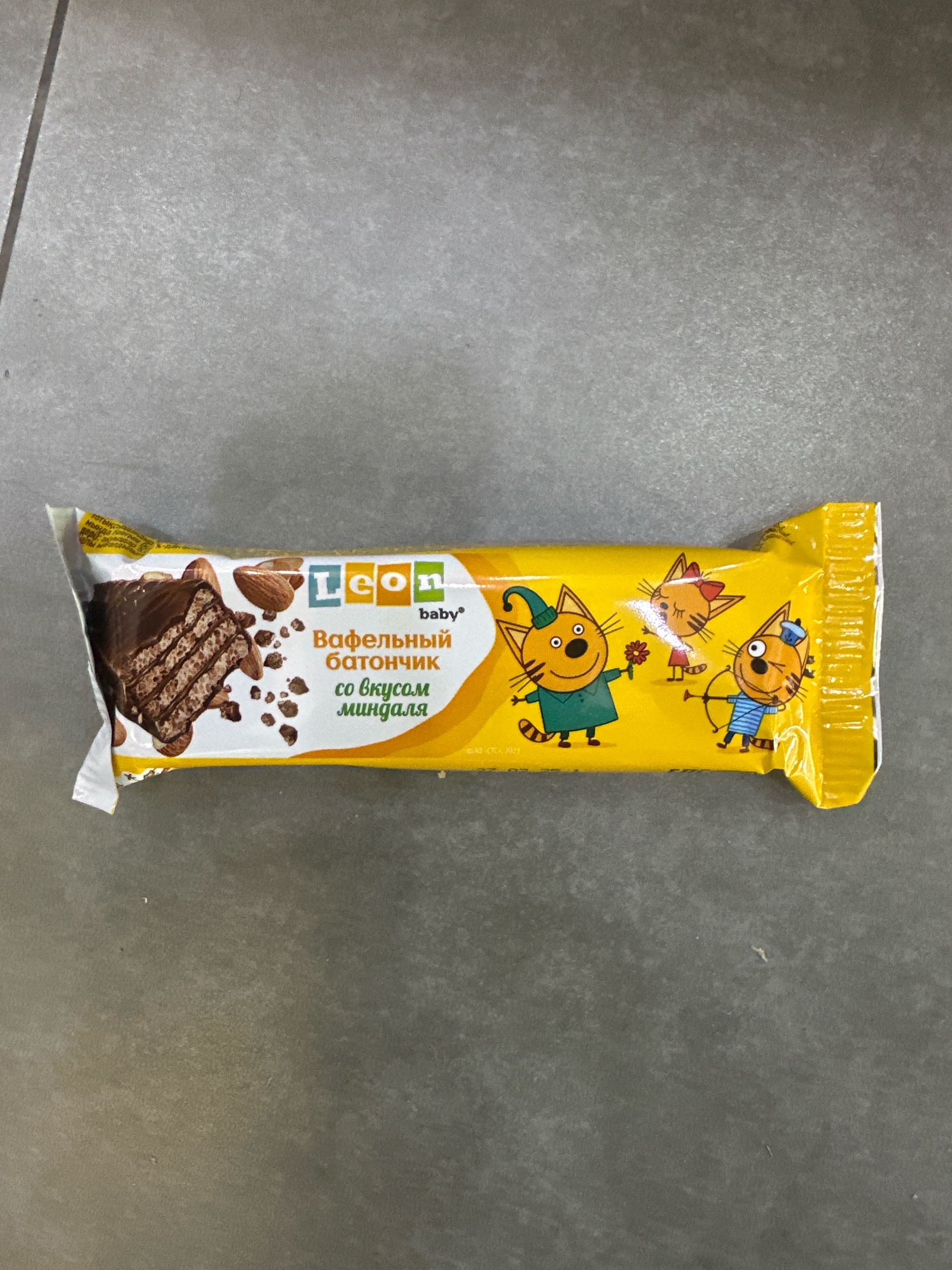 Вафельный батончик Leon Baby Три Кота со вкусом миндаля 35 г